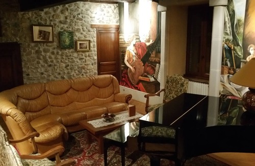 Saint-Vincent-de-Mercuze Bed & Breakfast | Rachmaninov Room: Antique Style with Pool and Spa Retreat