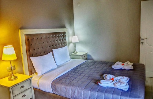 Skala Rachoniou Hotel | Inviting Rachoni Bay: Oceanfront Getaway with Pool