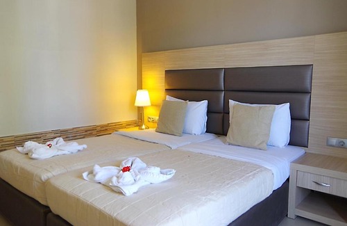 Skala Rachoniou Hotel | Inviting Rachoni Bay: Oceanfront Getaway with Pool