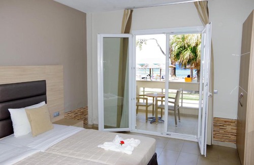 Skala Rachoniou Hotel | Inviting Rachoni Bay: Oceanfront Getaway with Pool