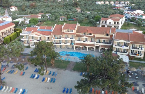 Skala Rachoniou Hotel | Inviting Rachoni Bay: Oceanfront Getaway with Pool