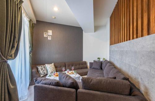 Shikitsuhigashi Apartment | Kid-Friendly Retreat at Racine難波 with Great Reviews
