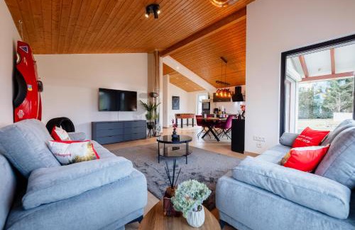 Meuspath House | Pet & Child-Friendly Racing-Chalet with 9.7/10 Rating