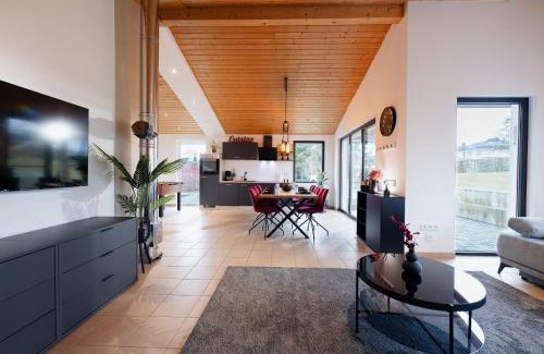 Meuspath House | Pet & Child-Friendly Racing-Chalet with 9.7/10 Rating