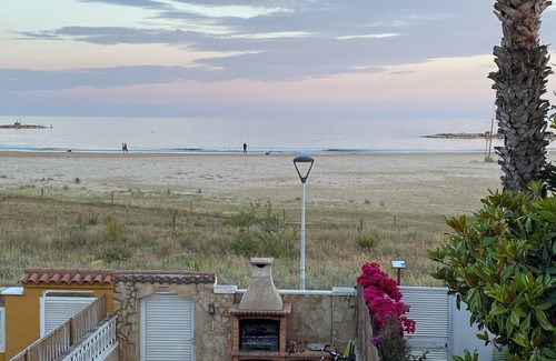 Cunit House | Beachfront RACUNIT: A Dream Stay with Pool & Ocean Views