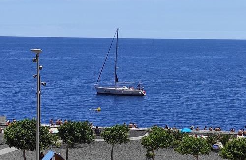 Radazul Apartment | Beachfront Haven with Ocean Views and Garage Access
