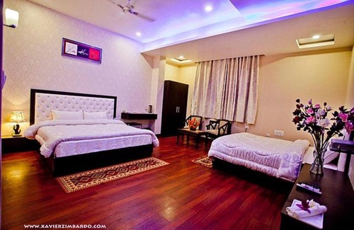 Vrindavan Apartment | Radhe Kripa Niwas: Family-Friendly Hotel with Pool & Breakfast