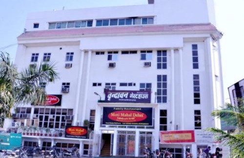 Vrindavan Apartment | Radhe Kripa Niwas: Family-Friendly Hotel with Pool & Breakfast