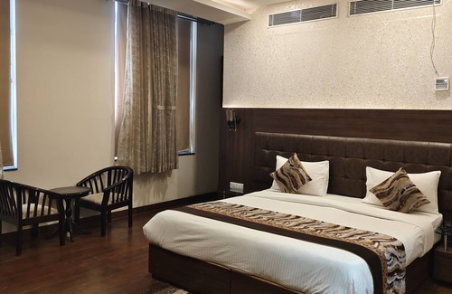 Varanasi Hotel | Inviting Radiance Courtyard: Family-Friendly with Breakfast