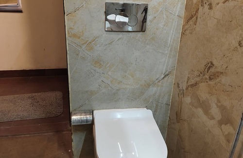 Varanasi Hotel | Inviting Radiance Courtyard: Family-Friendly with Breakfast