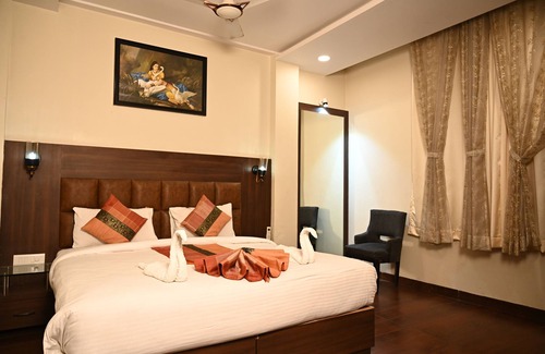 Varanasi Hotel | Inviting Radiance Courtyard: Family-Friendly with Breakfast