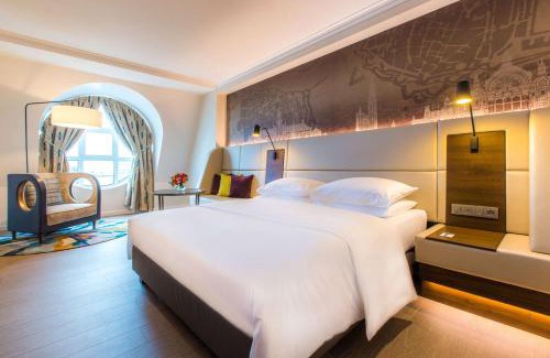 Statiekwartier Hotel | Discover Radisson Blu Hotel in Antwerp with Pool & Dining