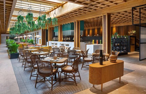 Al Rigga Hotel | Elegant Stay at Radisson Blu Hotel, Dubai Deira Creek
