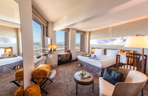 Part Dieu - Bir Hakeim Hotel | Inviting Radisson Blu Hotel Lyon: Spa, Dining & Accessibility