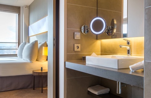 Part Dieu - Bir Hakeim Hotel | Inviting Radisson Blu Hotel Lyon: Spa, Dining & Accessibility