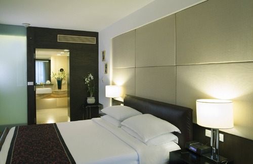 Kharadi Hotel | Elegant Radisson Blu Hotel Pune Kharadi with Pool & Spa