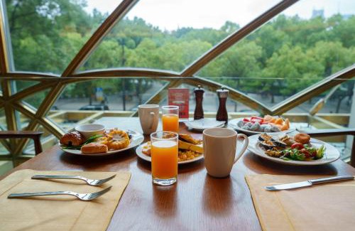 Downtown Shanghai Hotel | Elegant Radisson Blu Hotel Shanghai New World - 5-Star Stay