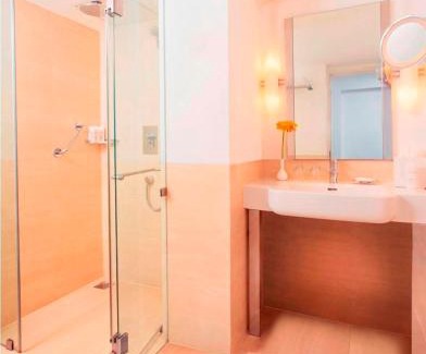 Kochi Hotel | Elegant Radisson Blu Kochi with Pool and Spa Amenities