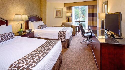St. Johns Hotel | Explore Radisson Hotel Austin - University with a Pool