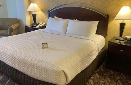 St. Johns Hotel | Explore Radisson Hotel Austin - University with a Pool