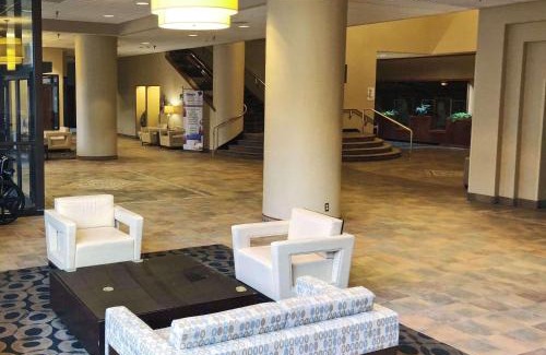 Bismarck Hotel | Comfortable Stay at Radisson Hotel Bismarck with Ocean Views