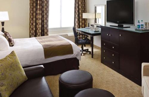 Bismarck Hotel | Comfortable Stay at Radisson Hotel Bismarck with Ocean Views