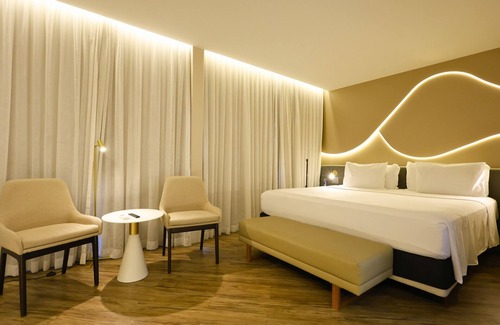 Cerqueira Cesar Hotel | Elegant Radisson Hotel Oscar Freire with Spa & Pool