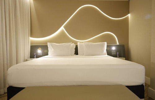 Cerqueira Cesar Hotel | Elegant Radisson Hotel Oscar Freire with Spa & Pool