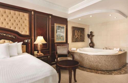 Gateway Hotel | Discover Radisson Toronto Airport West with Pool & Spa