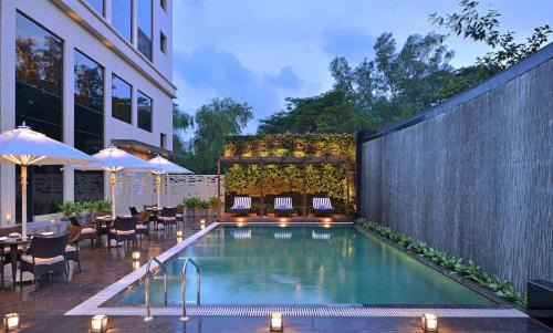 Andheri East Hotel | Explore Radisson Mumbai Andheri MIDC: Pool & Ocean Views
