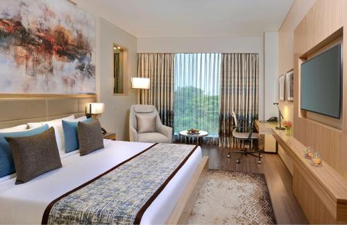 Andheri East Hotel | Explore Radisson Mumbai Andheri MIDC: Pool & Ocean Views