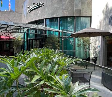Cerqueira Cesar Hotel | Elegant Stay at Radisson Oscar Freire with Ocean Views