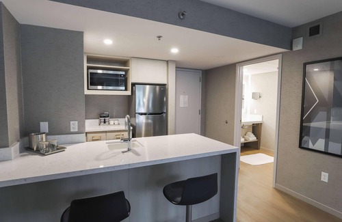 Central Business District Hotel | Elegant Radisson Plaza Hotel with Spa & Pool in Kalamazoo