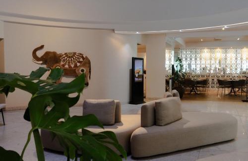 Boa Viagem Hotel | Stylish Radisson Recife: Oceanfront Retreat with Pool & Dining