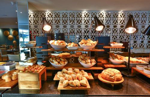 Boa Viagem Hotel | Stylish Radisson Recife: Oceanfront Retreat with Pool & Dining
