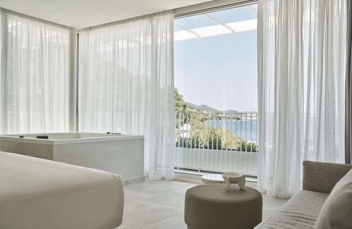 Kanapitsa Hotel | Relax at Radisson Resort Plaza Skiathos with Pool & Dining