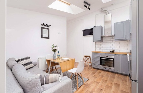 Wesoła Zachod Apartment | Inviting Apartment Radziwiłłowska 19/10 with Balcony & Wifi