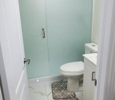 Brampton House | Cozy RAESABU GUEST HOUSE with Hot Tub and Breakfast