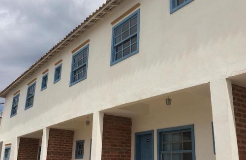 Perozinho Hotel | Discover Rafa's Pousada Encantos de Minas with Pool & Pets!