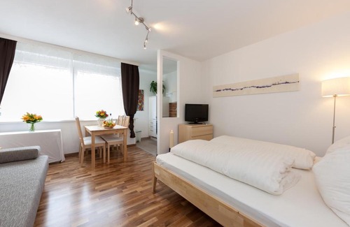 Jakomini Apartment | Comfortable Stay at Rafael Kaiser - Family Friendly Apartment