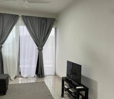 Ijok Apartment | Cozy Rafahiyyah Homestay with Pool in Puncak Alam