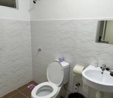 Ijok Apartment | Cozy Rafahiyyah Homestay with Pool in Puncak Alam