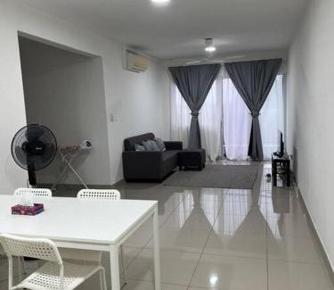 Ijok Apartment | Cozy Rafahiyyah Homestay with Pool in Puncak Alam