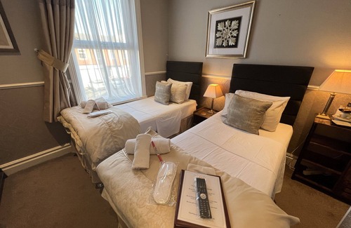 Blackpool Town Center Hotel | Discover Raffles Hotel: Guest Rated 9.8 with Dining Options