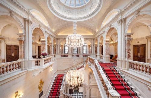 London City Centre Hotel | Luxury Stay at Raffles London with Spa & Pool Amenities