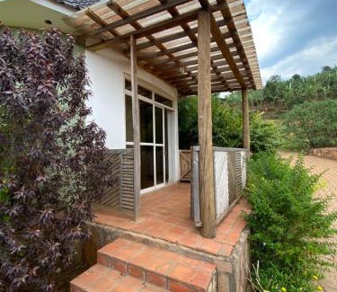 Bwindi Hotel | Cozy Rafiki Safari Lodge Bwindi: Pet-Friendly Retreat