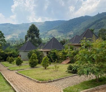 Bwindi Hotel | Cozy Rafiki Safari Lodge Bwindi: Pet-Friendly Retreat