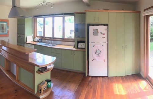 Raglan House | Delightful Kiwiana Bach in Raglan - Pet & Child Friendly