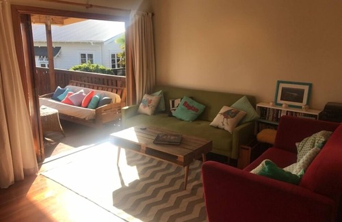 Raglan House | Delightful Kiwiana Bach in Raglan - Pet & Child Friendly