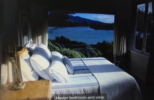 Raglan House | Raglan waterfront romantic cottage